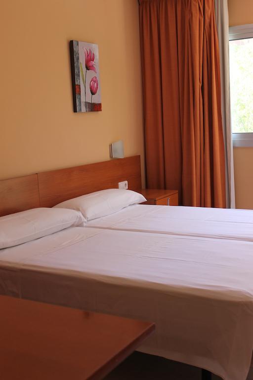 Hostal Cal Siles El Prat de Llobregat Dış mekan fotoğraf
