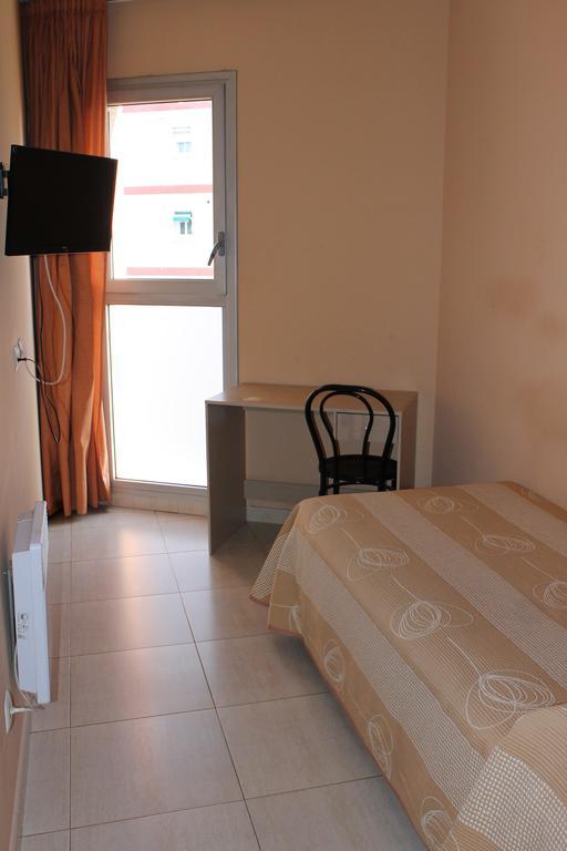 Hostal Cal Siles El Prat de Llobregat Dış mekan fotoğraf