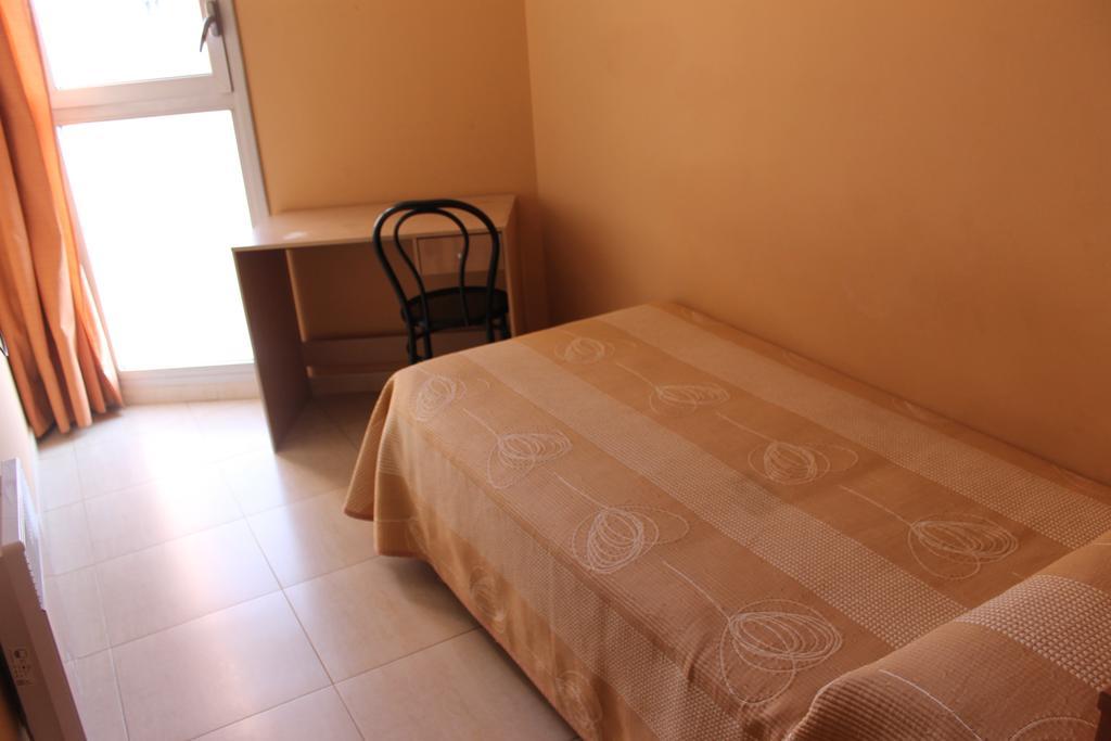 Hostal Cal Siles El Prat de Llobregat Dış mekan fotoğraf