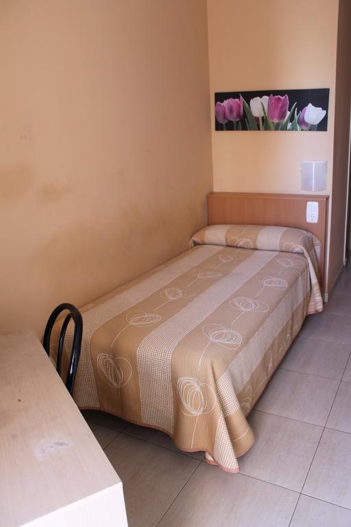 Hostal Cal Siles El Prat de Llobregat Dış mekan fotoğraf