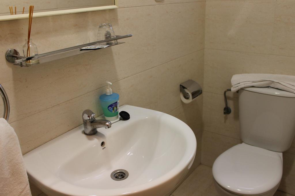 Hostal Cal Siles El Prat de Llobregat Dış mekan fotoğraf