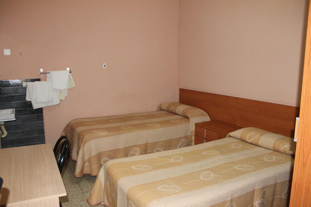 Hostal Cal Siles El Prat de Llobregat Dış mekan fotoğraf