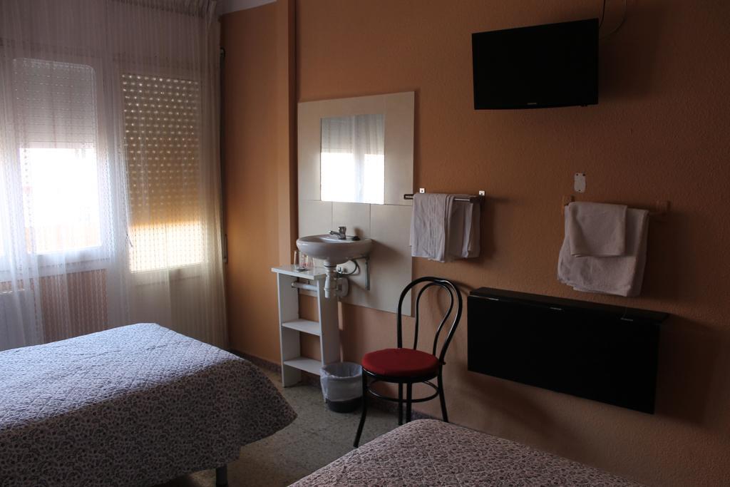 Hostal Cal Siles El Prat de Llobregat Dış mekan fotoğraf