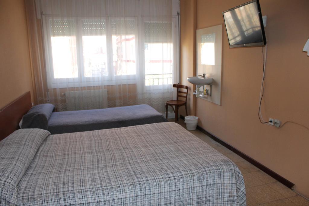 Hostal Cal Siles El Prat de Llobregat Dış mekan fotoğraf